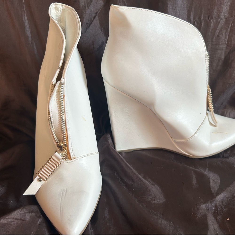 Shoe Dazzle White Wedge Boots with Zipper